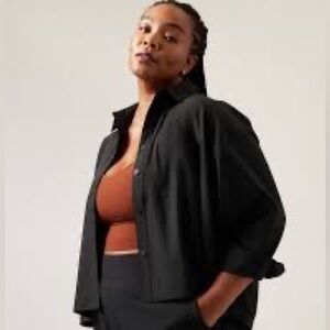 ATHLETA CROPPED STRETCH TECH TOP